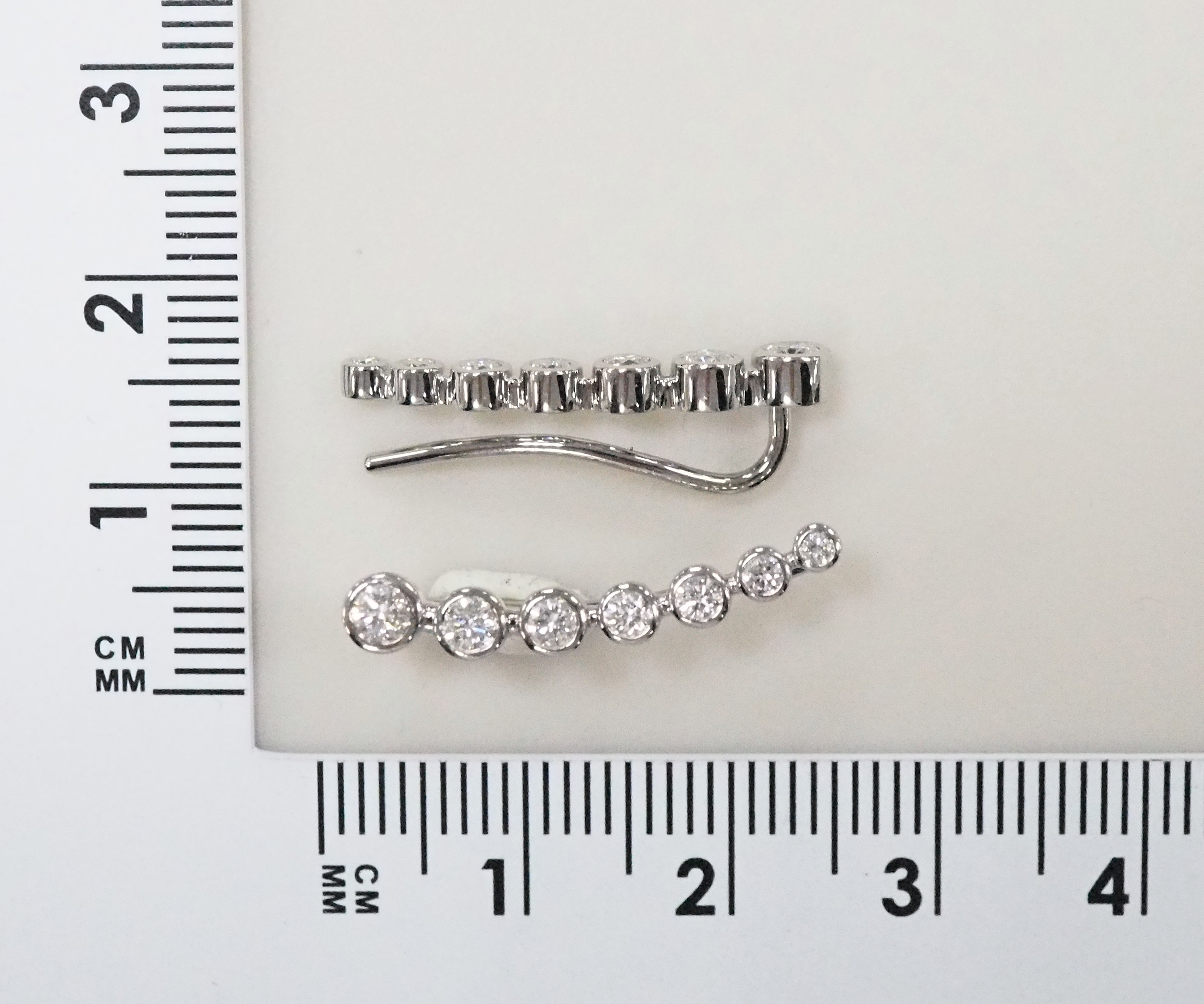 Золотые серьги 585 пробы; белое золото; родий; вставки 4 Бр.Кр-57 0,32 4/5А; 2 Бр.Кр-57 0,12 4/5А; 4